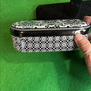 BRIGHTON WOMENS BLACK /WHITE METAL TIN GLASSES/SUNGLASSES CASE
